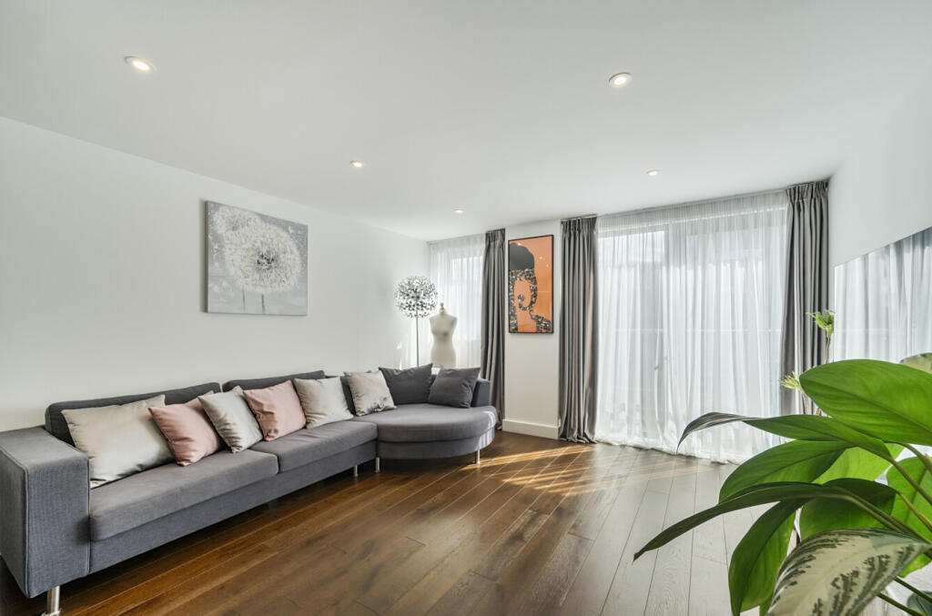 Main image of property: East Smithfield, Tower Hill, E1W