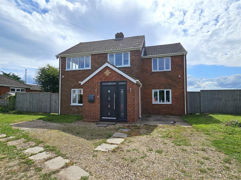4 bedroom detached house for sale in Thoresby Road, North Cotes, DN36