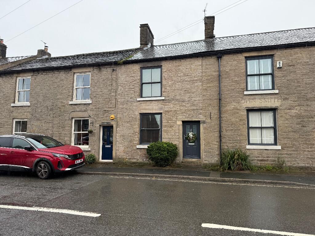 Main image of property: 4 Glossop Road, Charlesworth, Glossop,SK13 5EZ