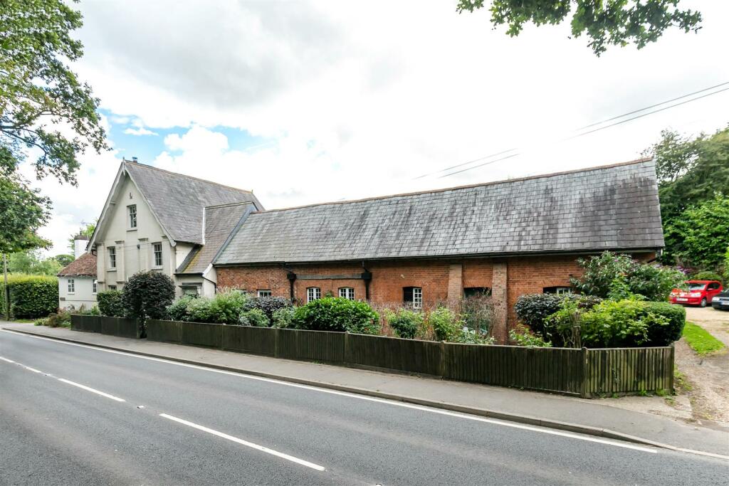 6 bedroom semidetached house for sale in London Road, Hurst Green