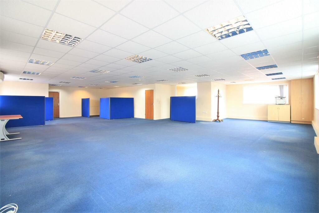 Commercial property for rent in Warley Chambers, Warley Road, Hayes, UB4