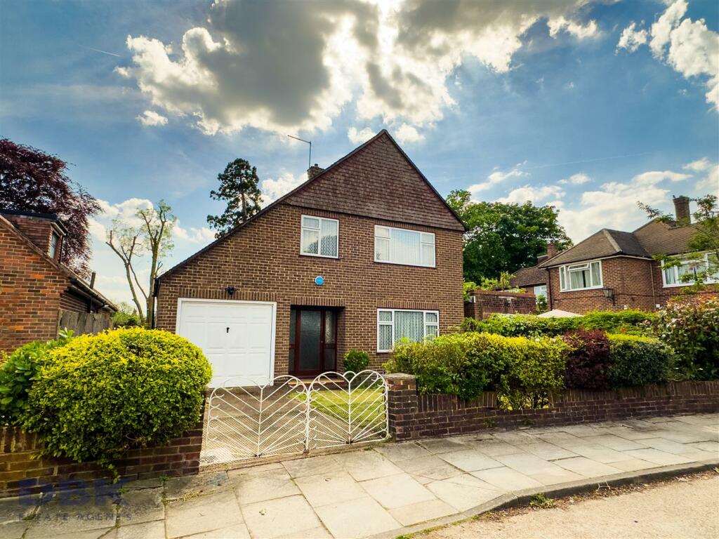 3 bedroom detached house for sale in St. Marys Avenue South, Norwood