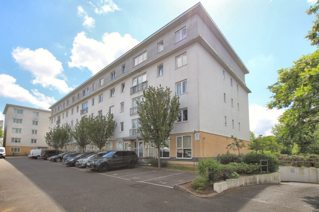 2 bedroom apartment for sale in Canalside Gardens, Southall, UB2