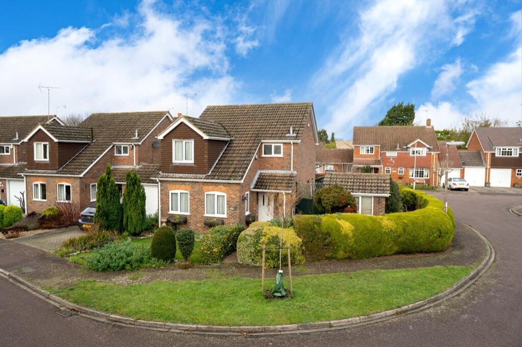 3 bedroom detached house for sale in Wallace Drive, Eaton Bray, LU6 2DF