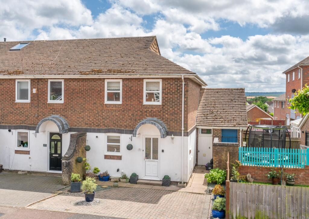 2 bedroom end of terrace house for sale in The Nurseries, Eaton Bray