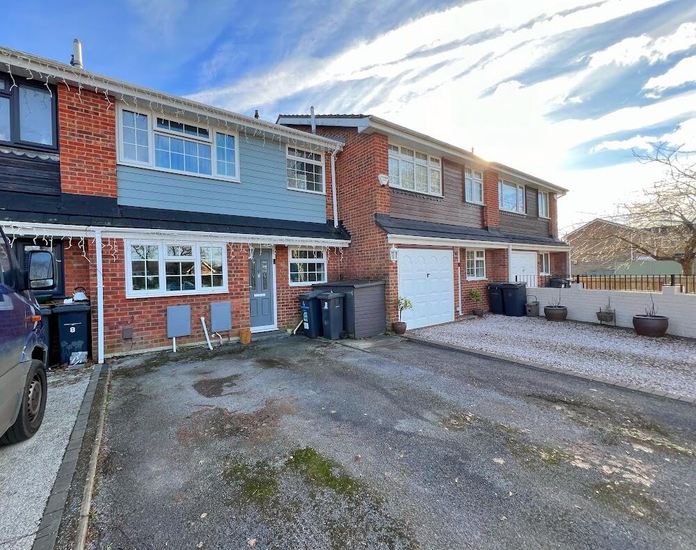 3 bedroom terraced house for sale in Barrowgate Way, Throop