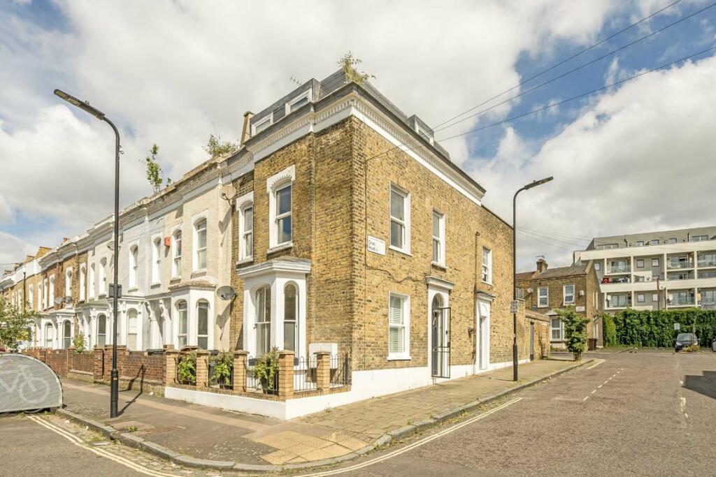 2 bedroom flat for sale in Hassett Road, Homerton, E9