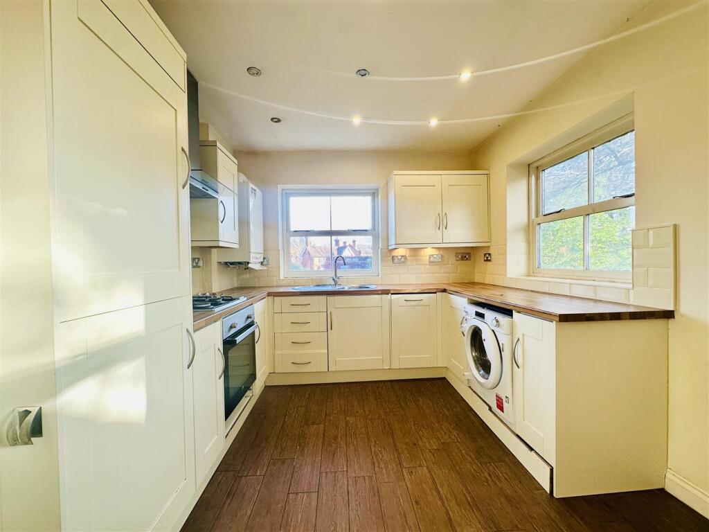 Main image of property: Elm Avenue, Beeston, Nottingham