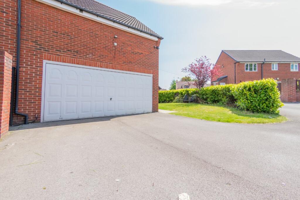 5 bedroom detached house for sale in Rooms Lane, Morley, Leeds, LS27