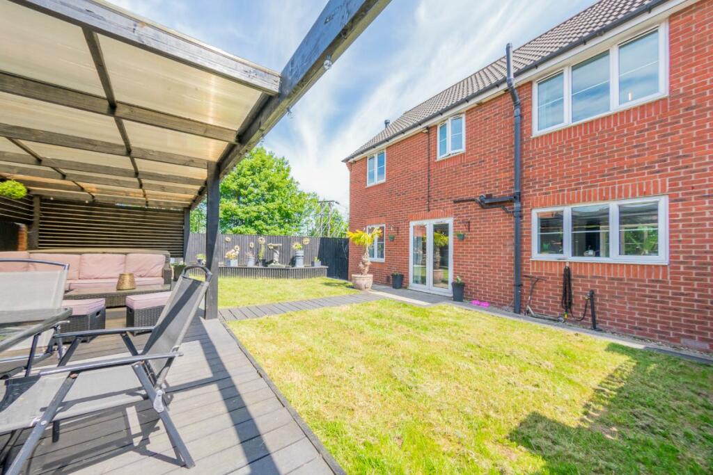 5 bedroom detached house for sale in Rooms Lane, Morley, Leeds, LS27