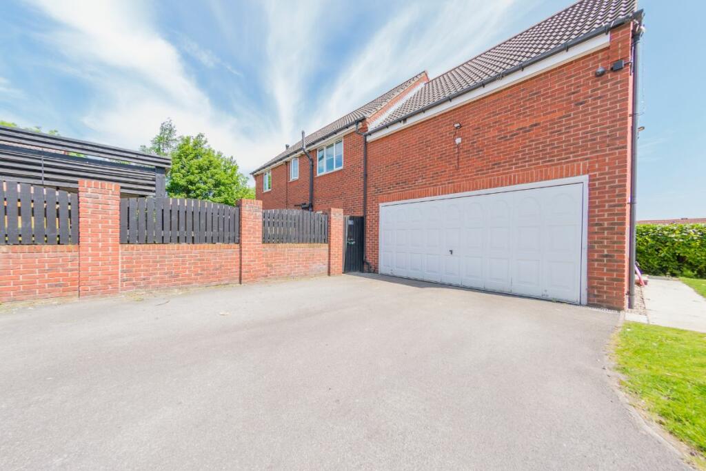 5 bedroom detached house for sale in Rooms Lane, Morley, Leeds, LS27