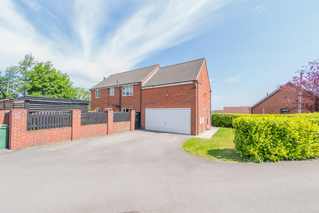 5 bedroom detached house for sale in Rooms Lane, Morley, Leeds, LS27