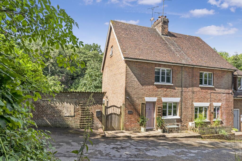 Main image of property: 2 Rock Robin Cottages, Three Oaks Lane, Wadhurst, East Sussex, TN5 6PU
