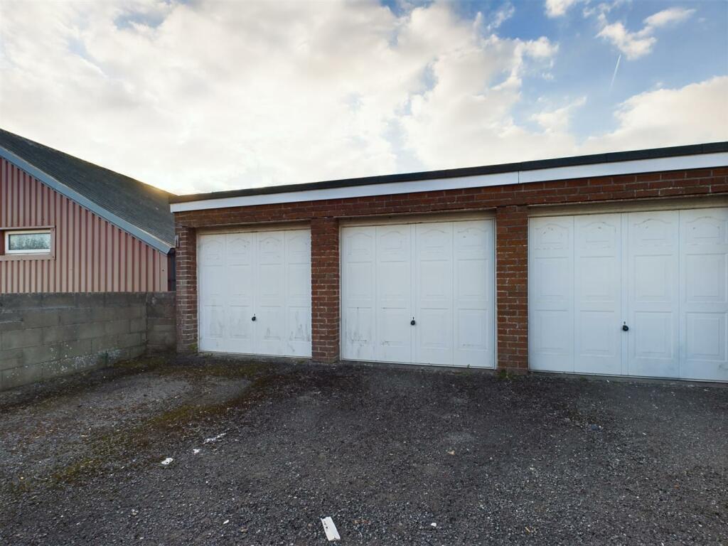 Additional property image - Llys Onnen, South Road, Porthcawl