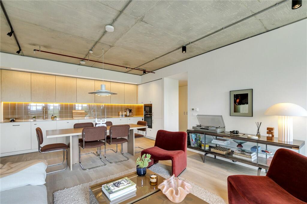 3 bedroom apartment for sale in Lawrence Road, Seven Sisters, London, N15