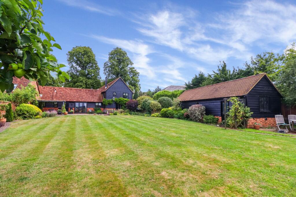 5 bedroom link detached house for sale in Chesham Road, Ashley Green