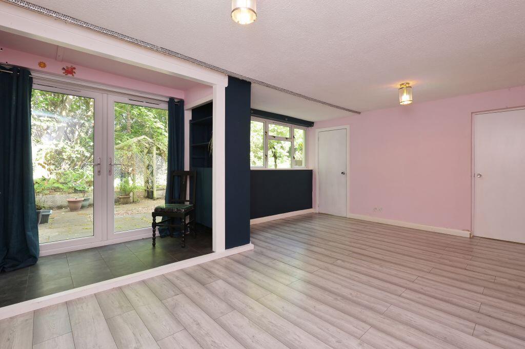 Main image of property: 12/2 Dreghorn Drive, Edinburgh, EH13 9NX