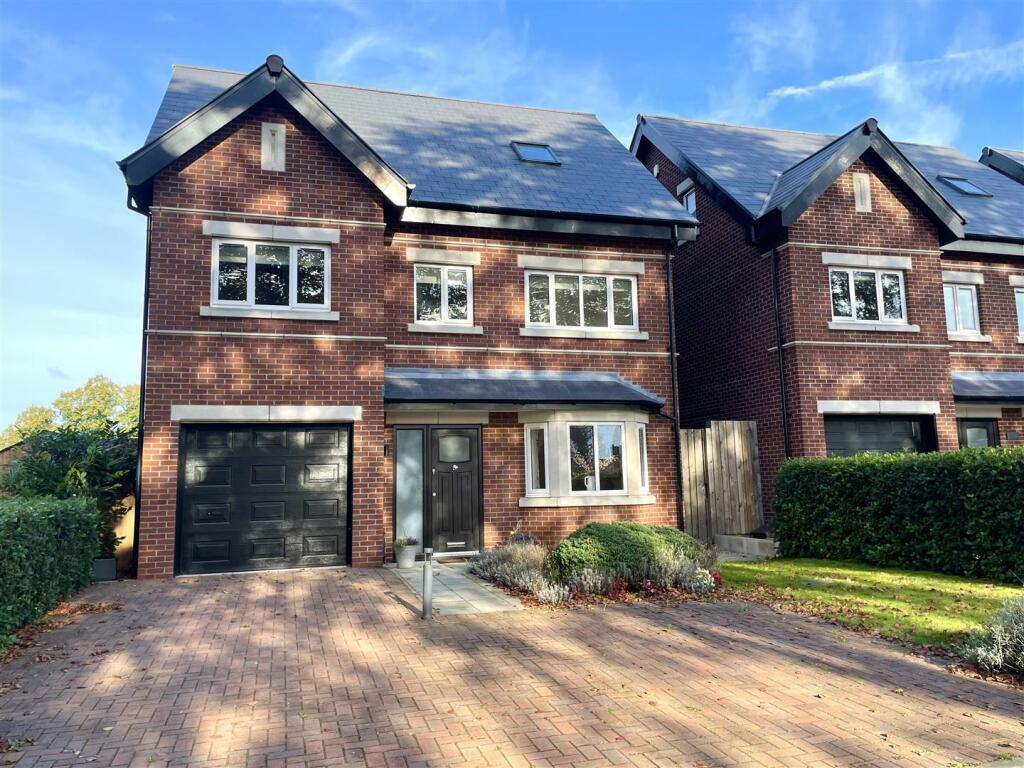 5 bedroom detached house for sale in London Road, Sandbach, CW11