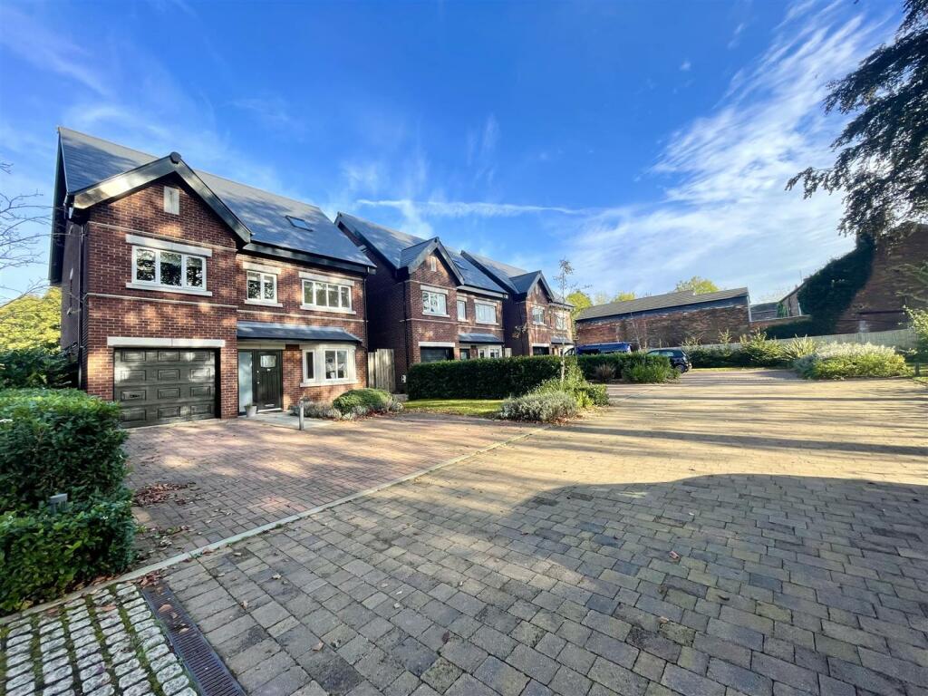 5 bedroom detached house for sale in London Road, Sandbach, CW11