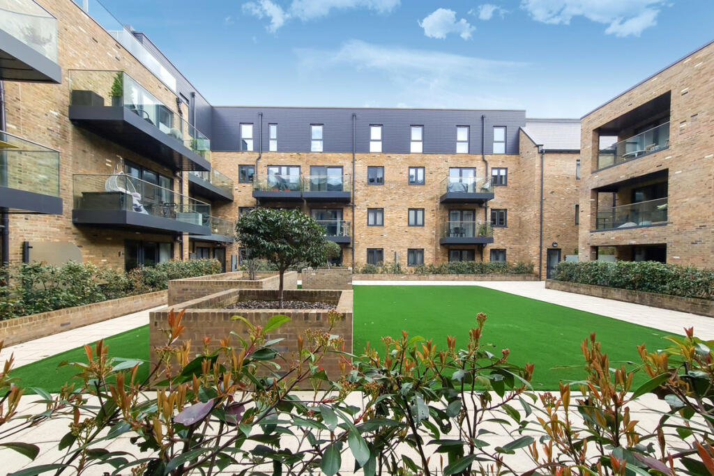 2 bedroom flat for sale in Swan Court, Isleworth, TW7 *2 Parking Spaces