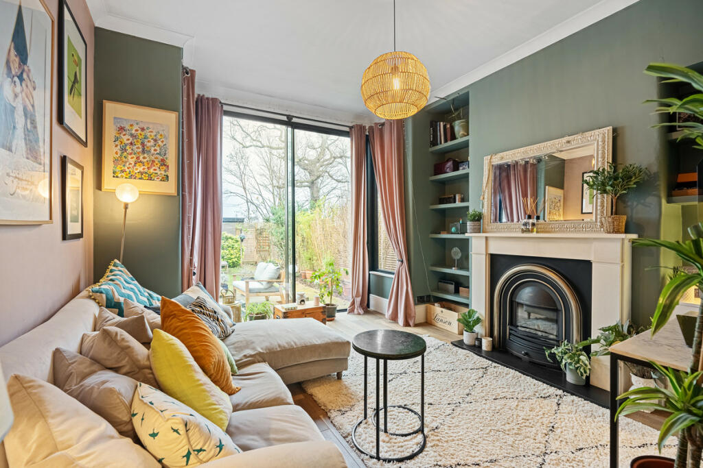 2 bedroom flat for sale in Lynton Road, London, W3