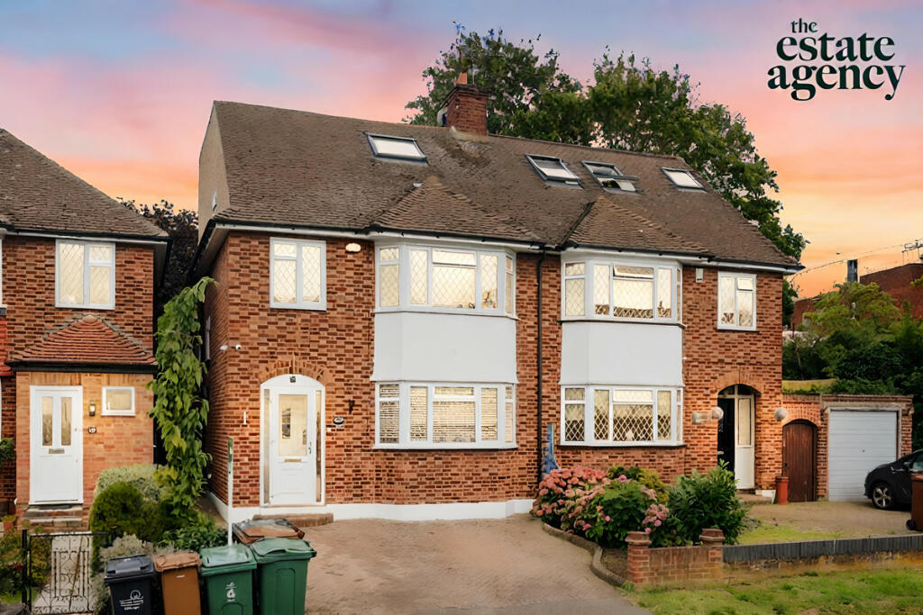 4 bedroom semidetached house for sale in Woodberry Way, North