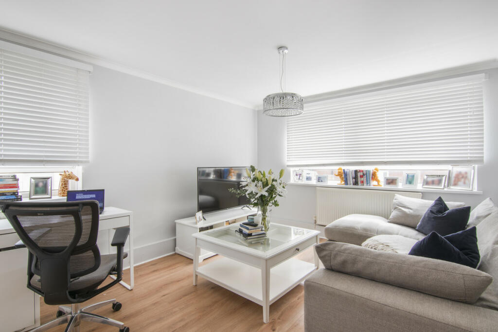 1 bedroom apartment for sale in Lower Queens Road, Buckhurst Hill, IG9