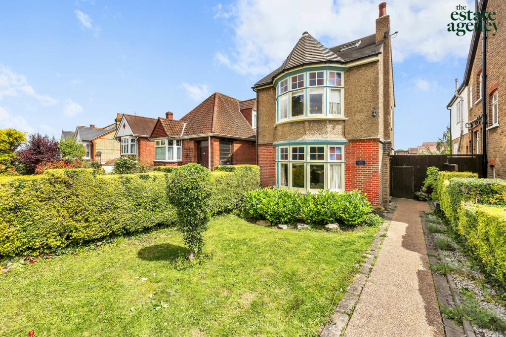 3 bedroom detached house for sale in Falmouth Avenue, Highams Park, E4