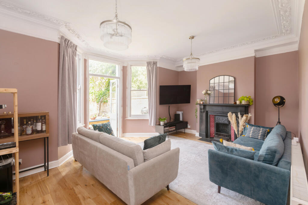 4 bedroom semidetached house for rent in St. James Avenue, Ealing, W13