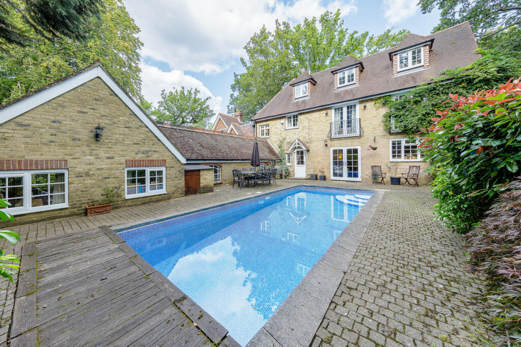 6 bedroom semidetached house for sale in Westhall Road, Warlingham, CR6