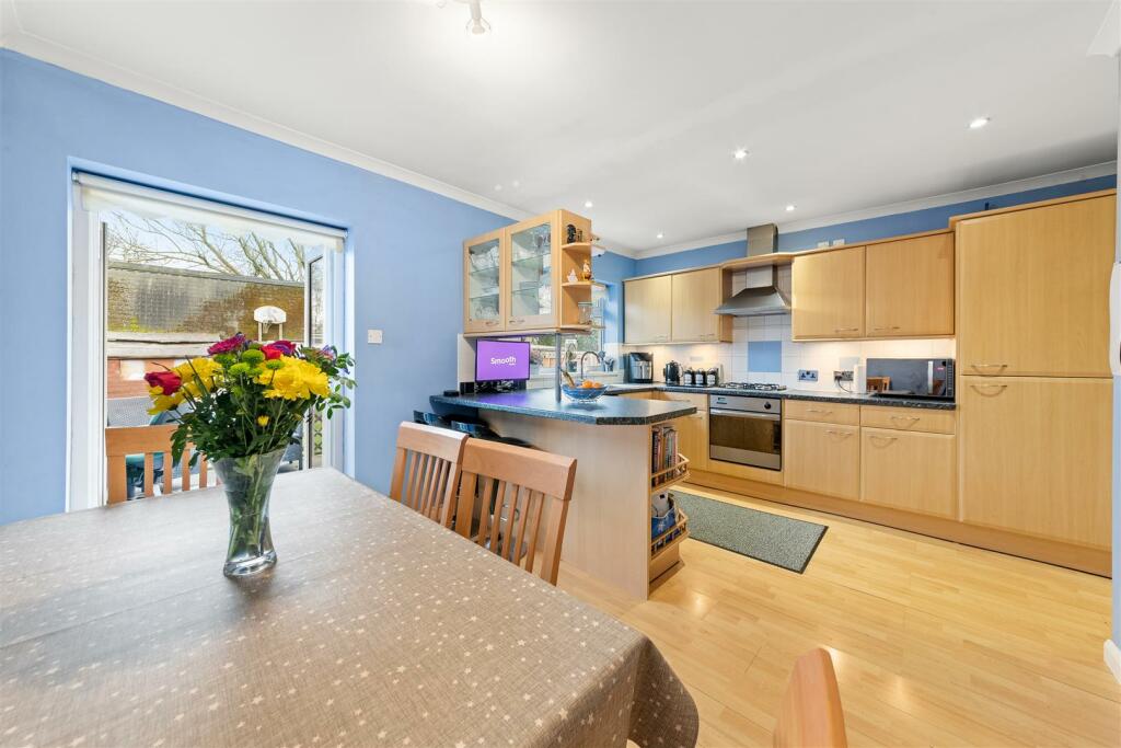 3 bedroom semidetached house for sale in Fairholme Crescent, Hayes, UB4