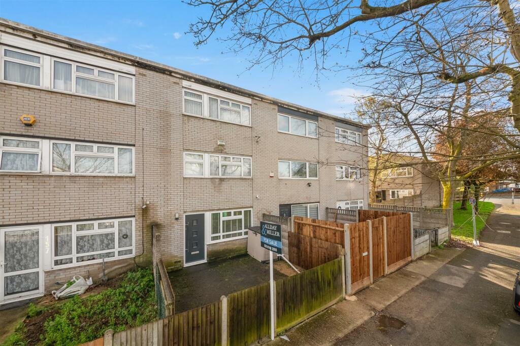4 bedroom town house for sale in Balmoral Drive, Hayes, UB4