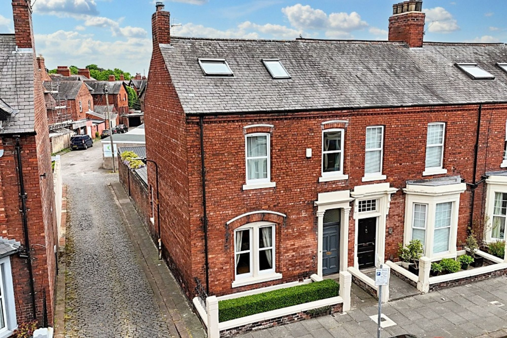 5 bedroom end of terrace house