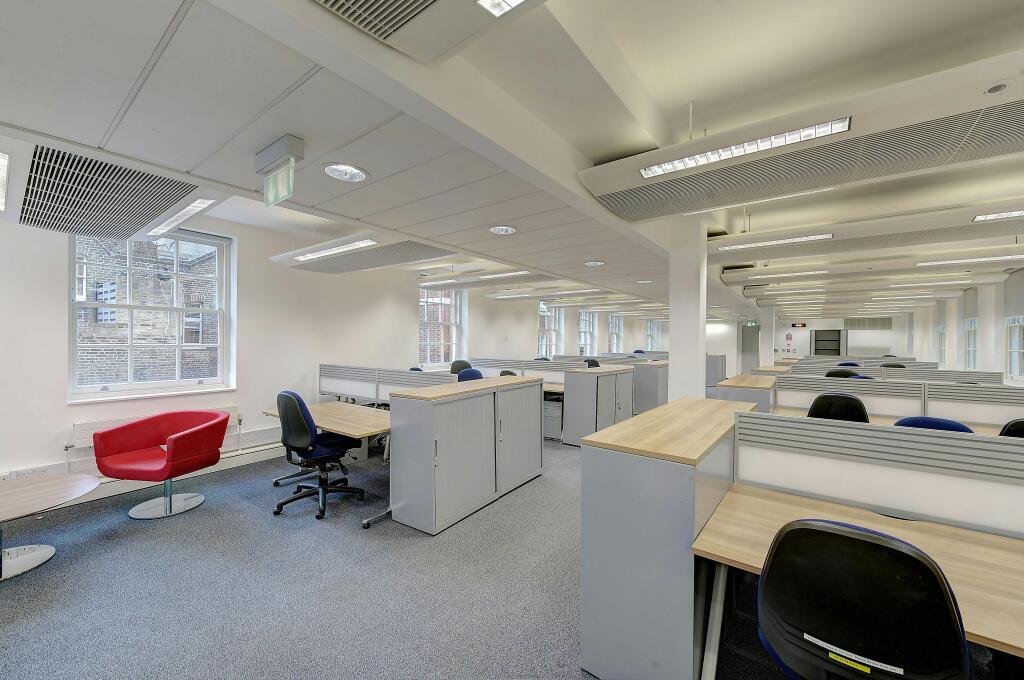 8 storeys gate 375025 office3.jpg