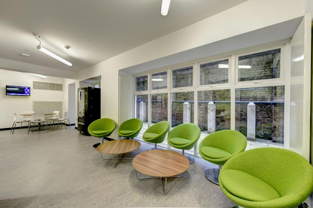 8 storeys gate 375025 beakout.jpg