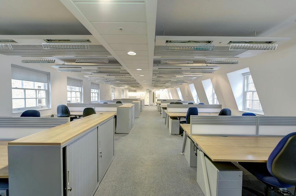 8 storeys gate 375025 office1.jpg