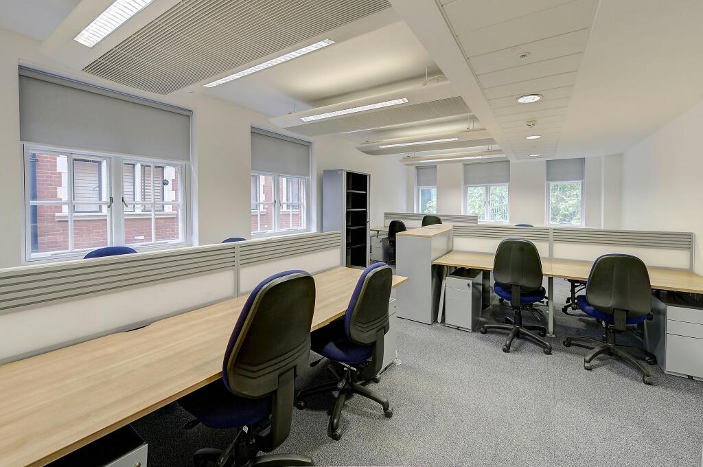 8 storeys gate 375025 office4.jpg