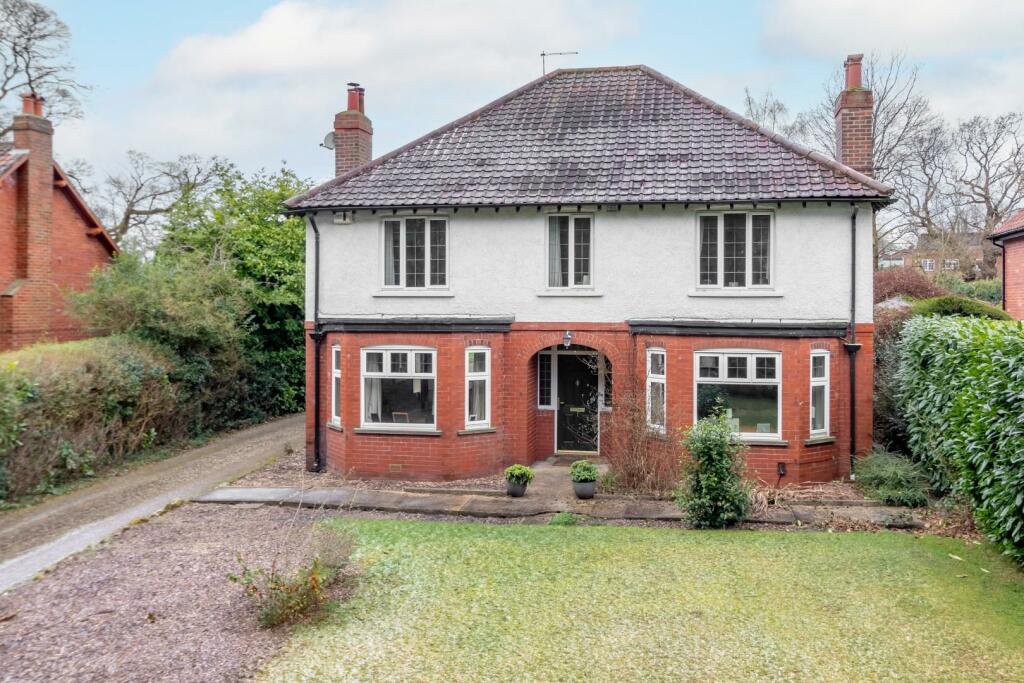 4 bedroom detached house for sale in Rossett Green Lane, Harrogate, HG2