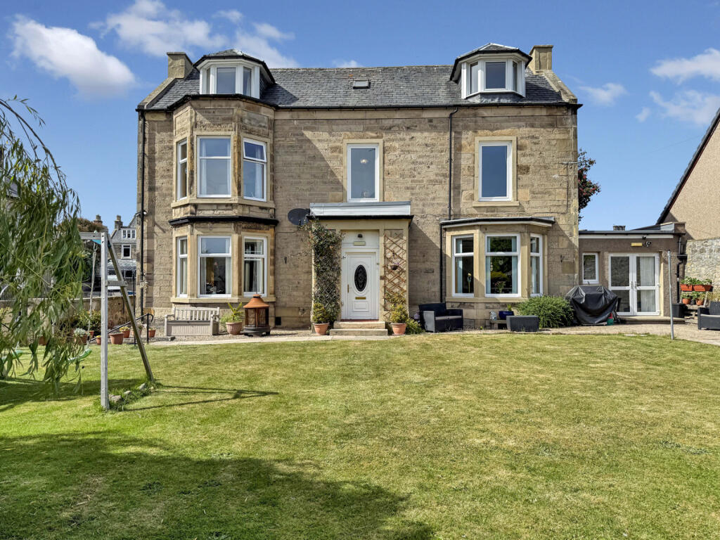 6 bedroom detached house