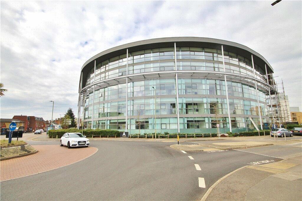 Studio flat for rent in Station Road, Addlestone, Surrey, KT15