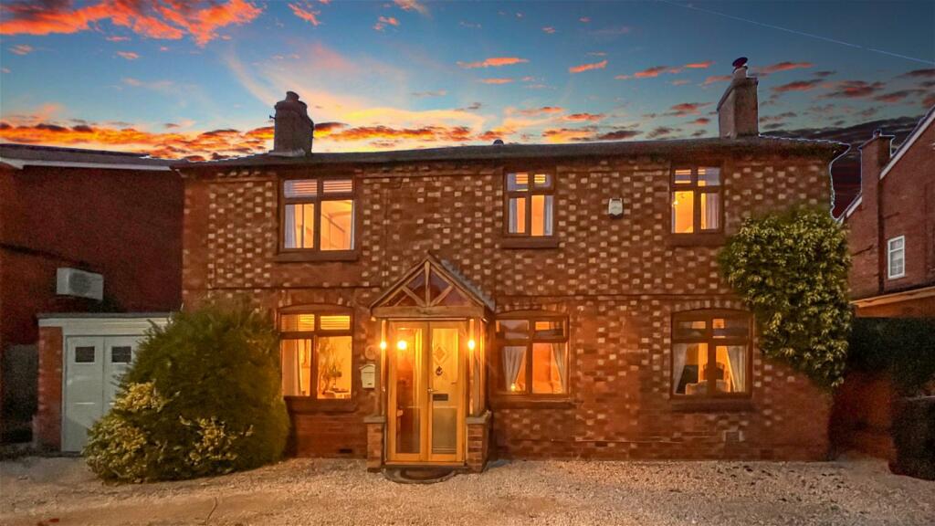 4 bedroom detached house for sale in Rugby Road, Bulkington, Bedworth