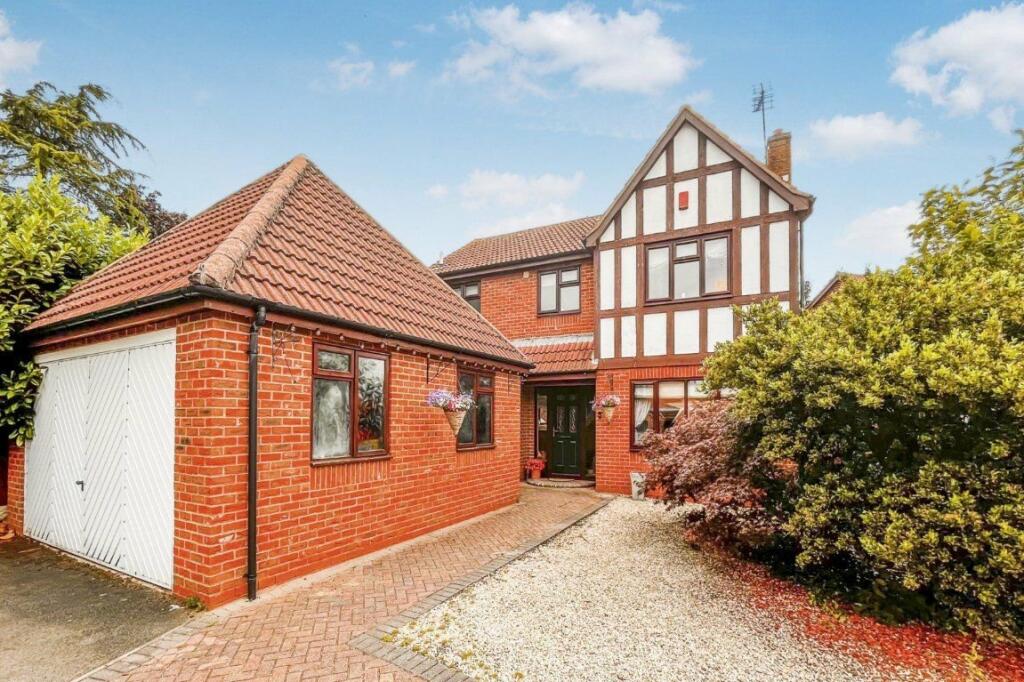 4 bedroom detached house for sale in CulDeSac Location! The Paddocks