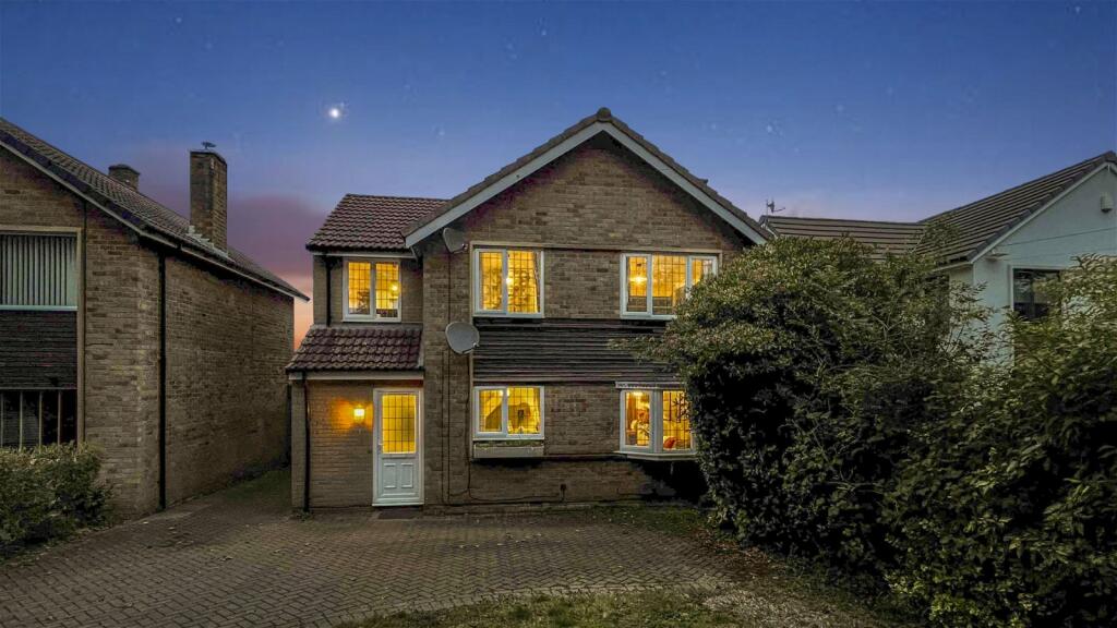 4 bedroom detached house for sale in Great Location On Broad Lane