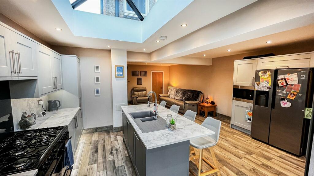 3 bedroom semidetached house for sale in What A Kitchen! Ansty Road, Coventry, CV2 3FH, CV2