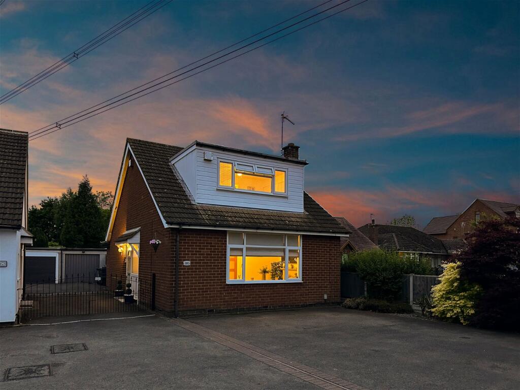 3 bedroom detached house for sale in Nuneaton Road, Bulkington, CV12