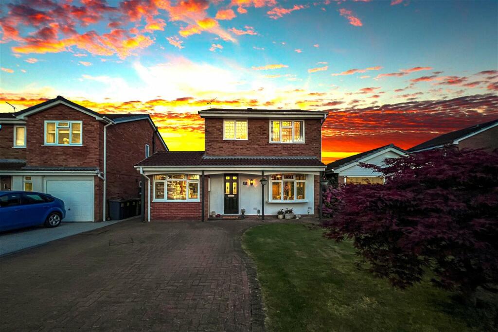 3 bedroom detached house for sale in Foxhills Close, Nuneaton, CV11 6TP