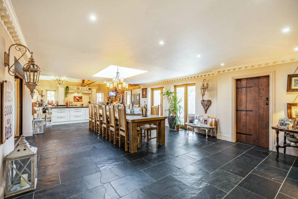 Additional property image - Luxury Home On Weston Lane, Bulkington, CV12 9RX