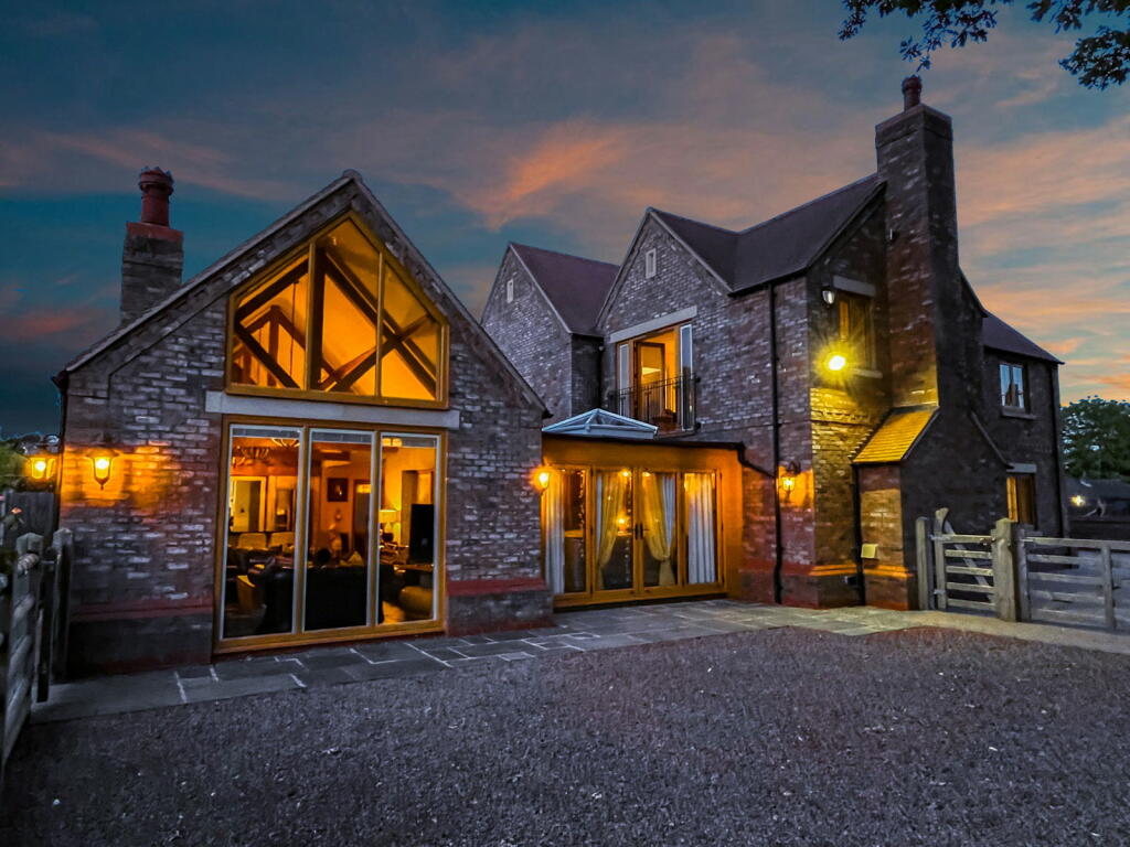 Additional property image - Luxury Home On Weston Lane, Bulkington, CV12 9RX