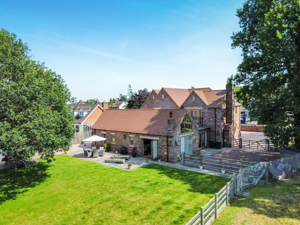 Additional property image - Luxury Home On Weston Lane, Bulkington, CV12 9RX