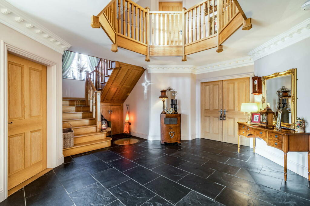 Additional property image - Luxury Home On Weston Lane, Bulkington, CV12 9RX
